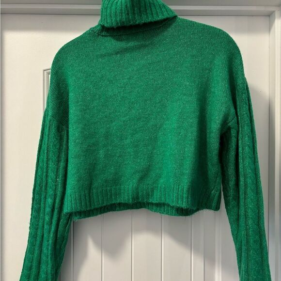 Love Tree Cropped Turtleneck Sweater Size Medium Green - Picture 3 of 3